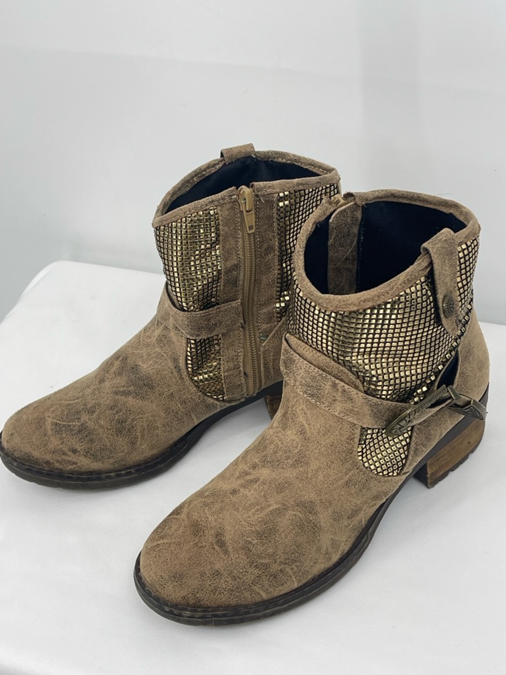 DOLCE BY MOJO MOXY Tan Suede-Look Ankle Boots with Gold Studded WOMENS SIZE 8.5 - Picture 2 of 9